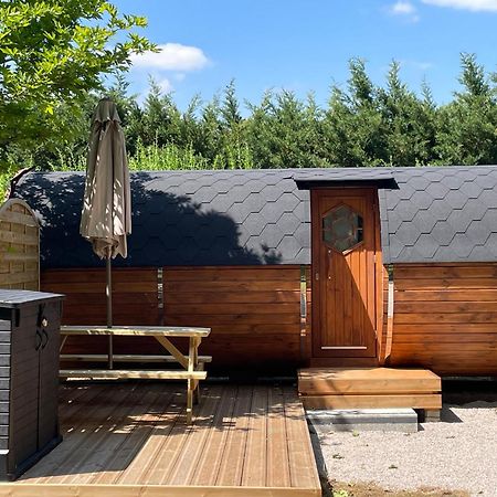 Tonneau Herbergement Insolite Au Camping Des Nieres Ebreuil Kültér fotó