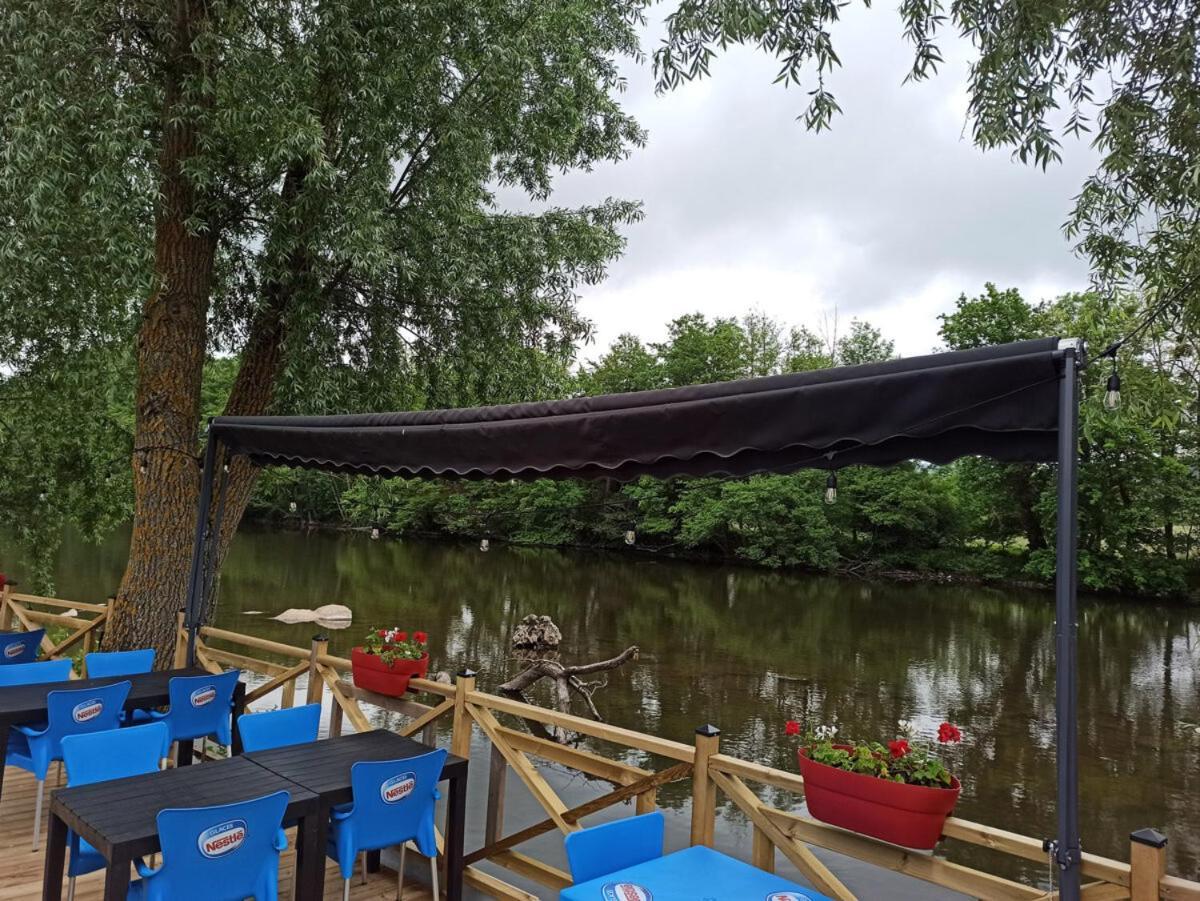 Tonneau Herbergement Insolite Au Camping Des Nieres Ebreuil Kültér fotó
