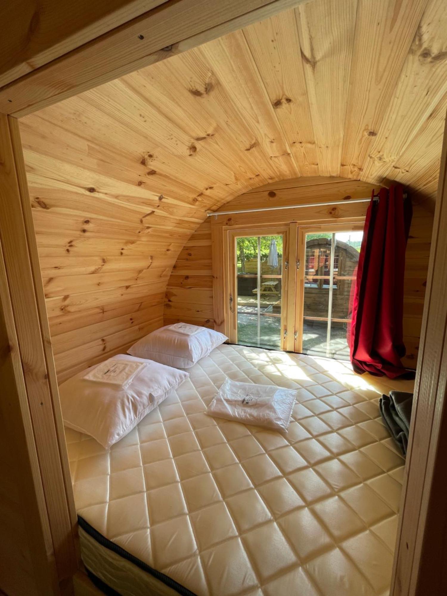 Tonneau Herbergement Insolite Au Camping Des Nieres Ebreuil Kültér fotó