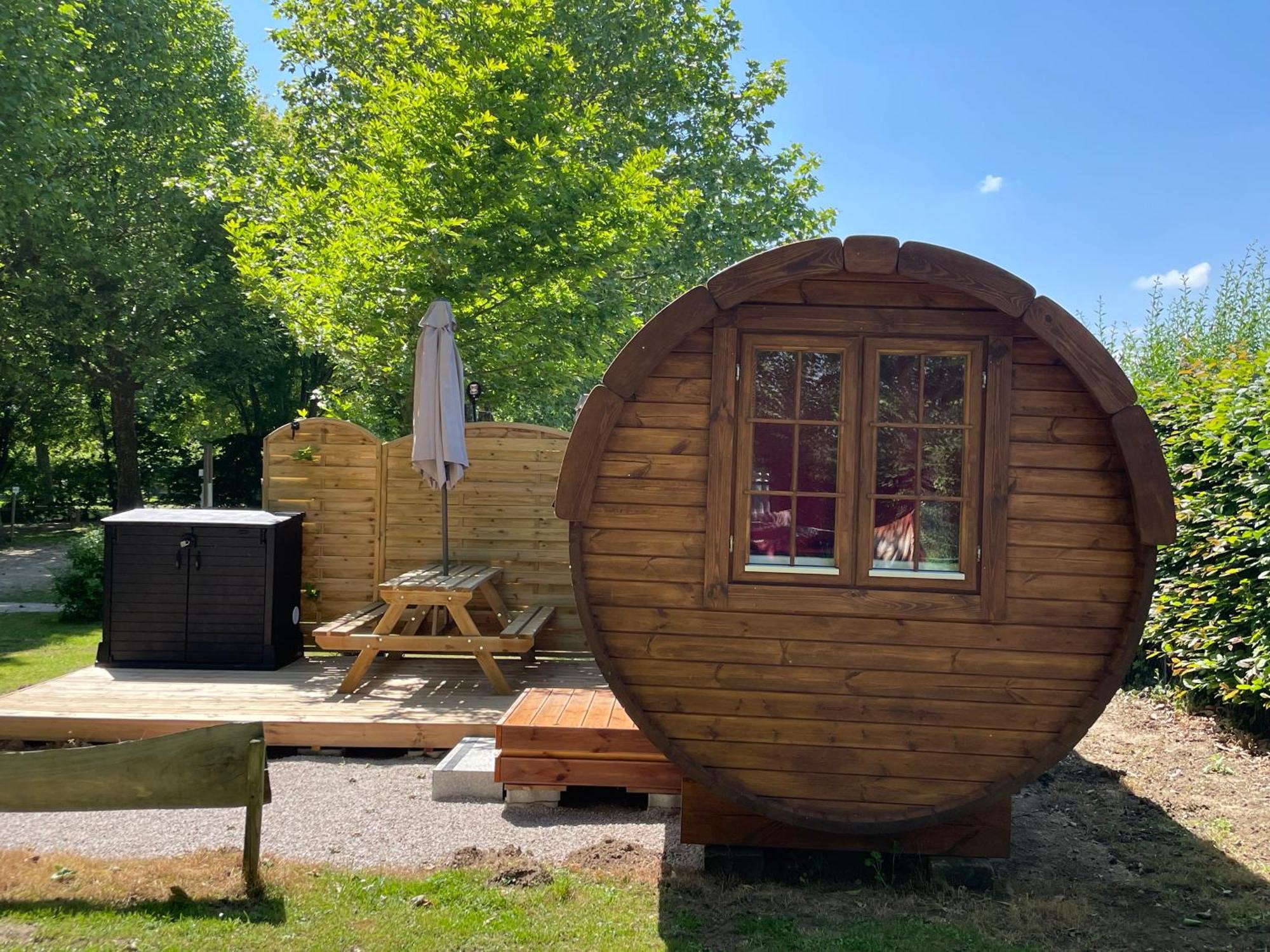 Tonneau Herbergement Insolite Au Camping Des Nieres Ebreuil Kültér fotó