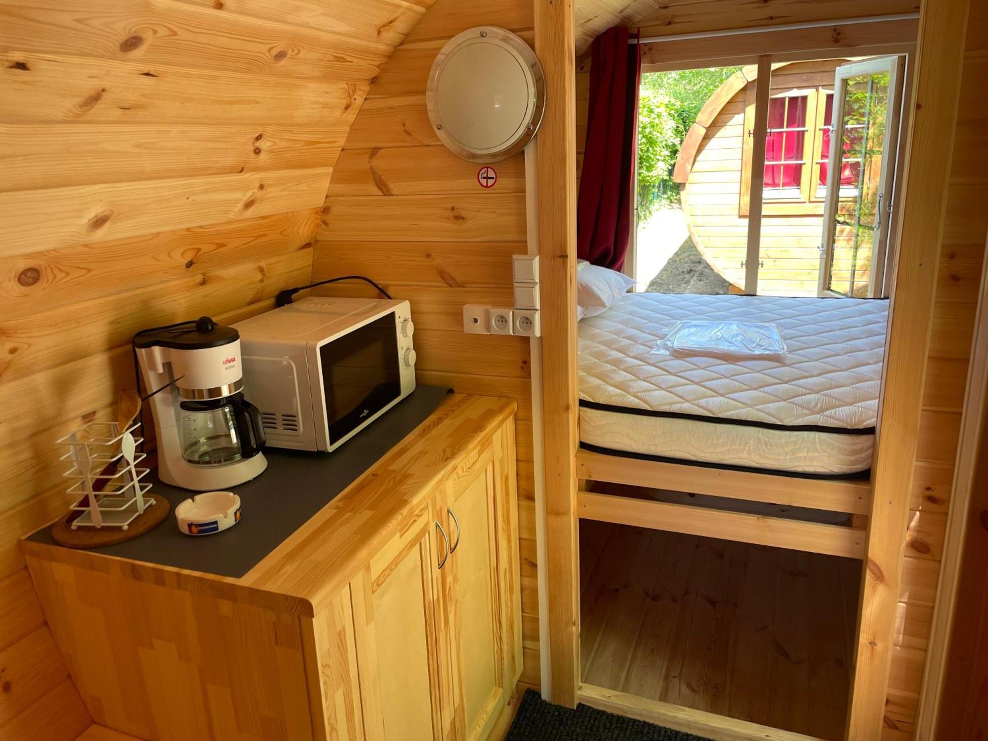 Tonneau Herbergement Insolite Au Camping Des Nieres Ebreuil Kültér fotó