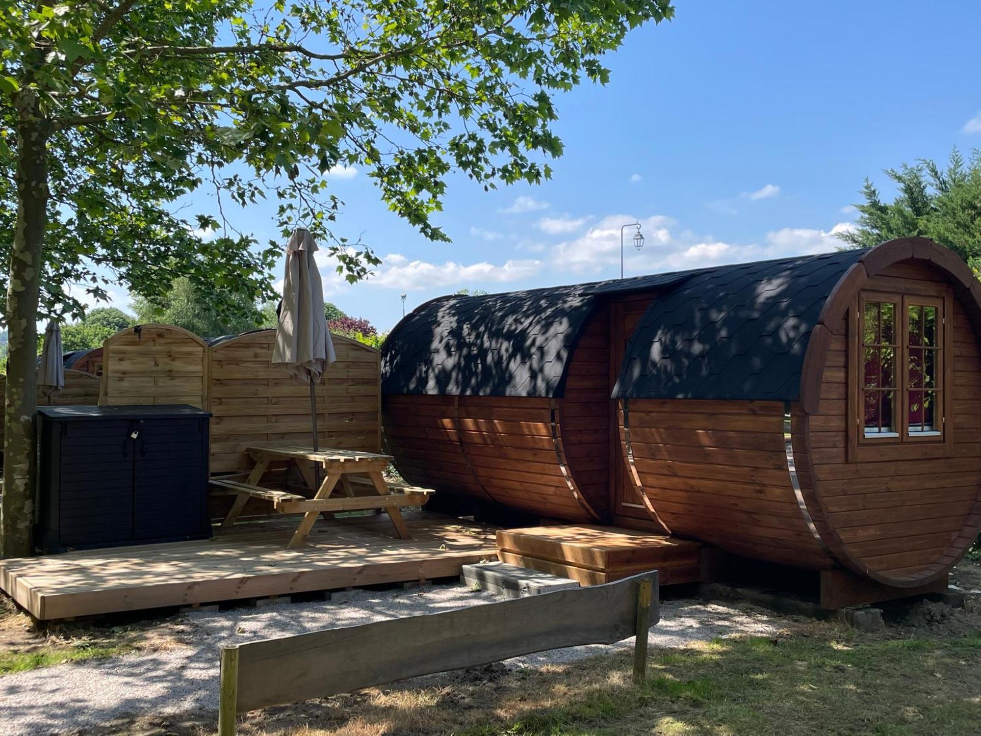 Tonneau Herbergement Insolite Au Camping Des Nieres Ebreuil Kültér fotó
