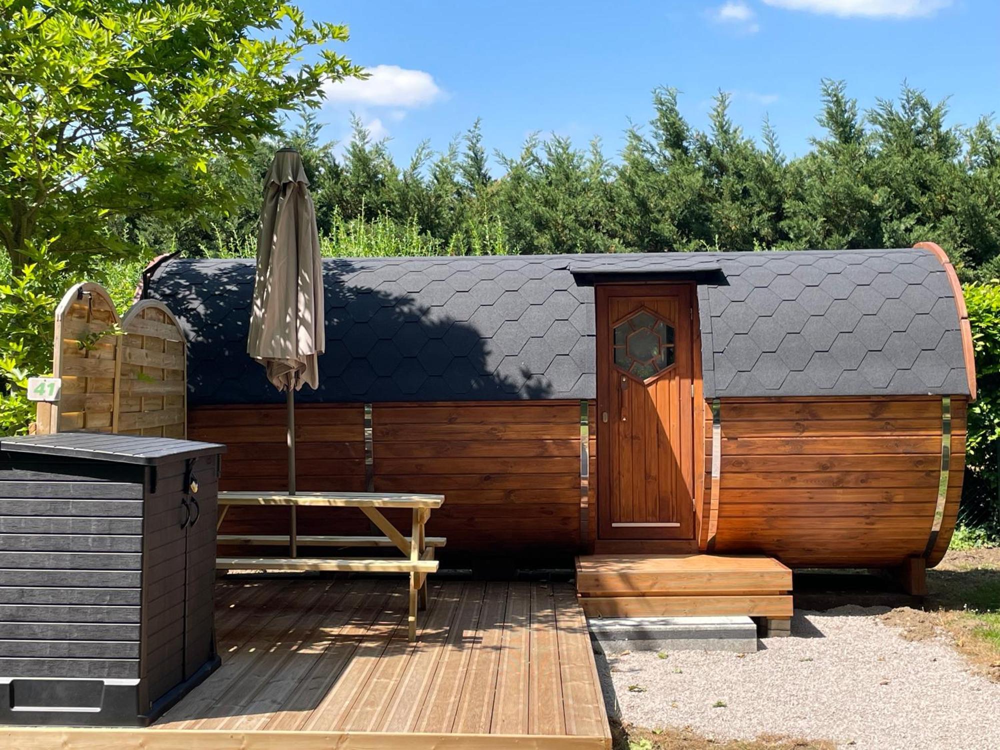 Tonneau Herbergement Insolite Au Camping Des Nieres Ebreuil Kültér fotó